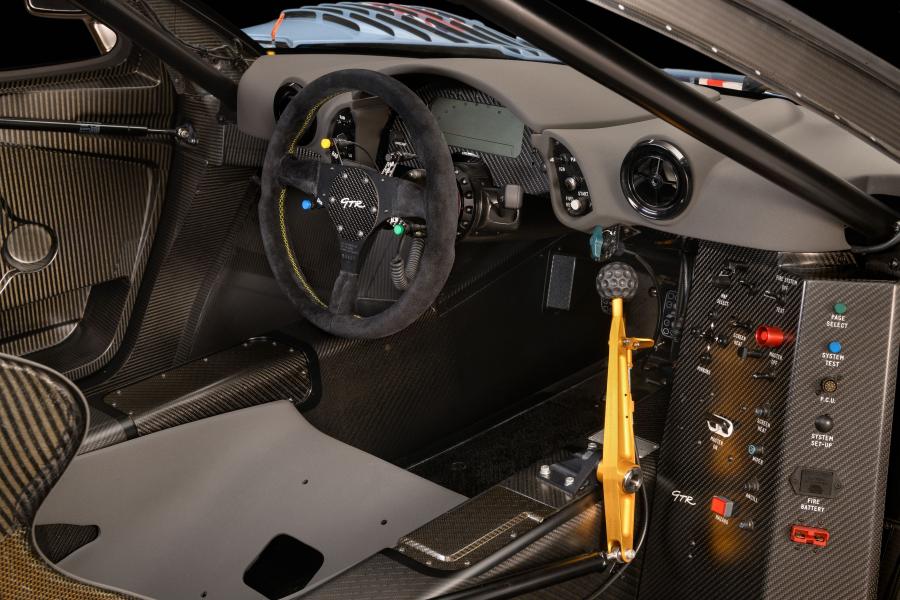 Интерьер McLaren F1 GTR Longtail (25R) 1997 года  (фото 10 из 12)